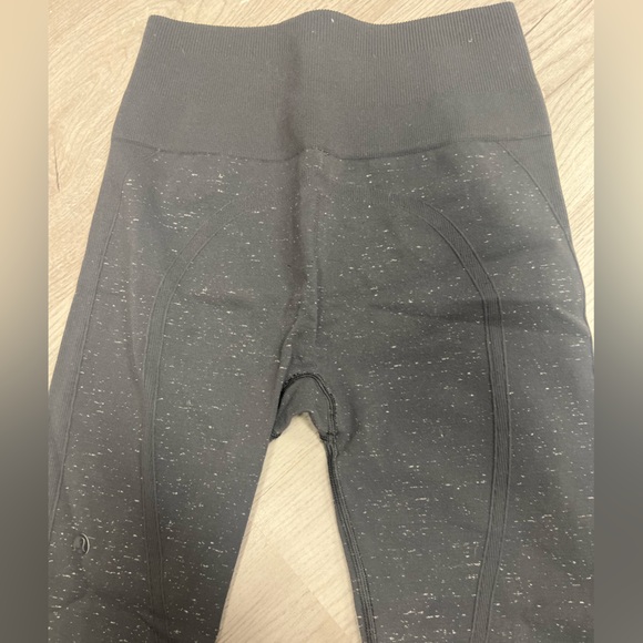 Lululemon navy leggings size 6 - Picture 2 of 4